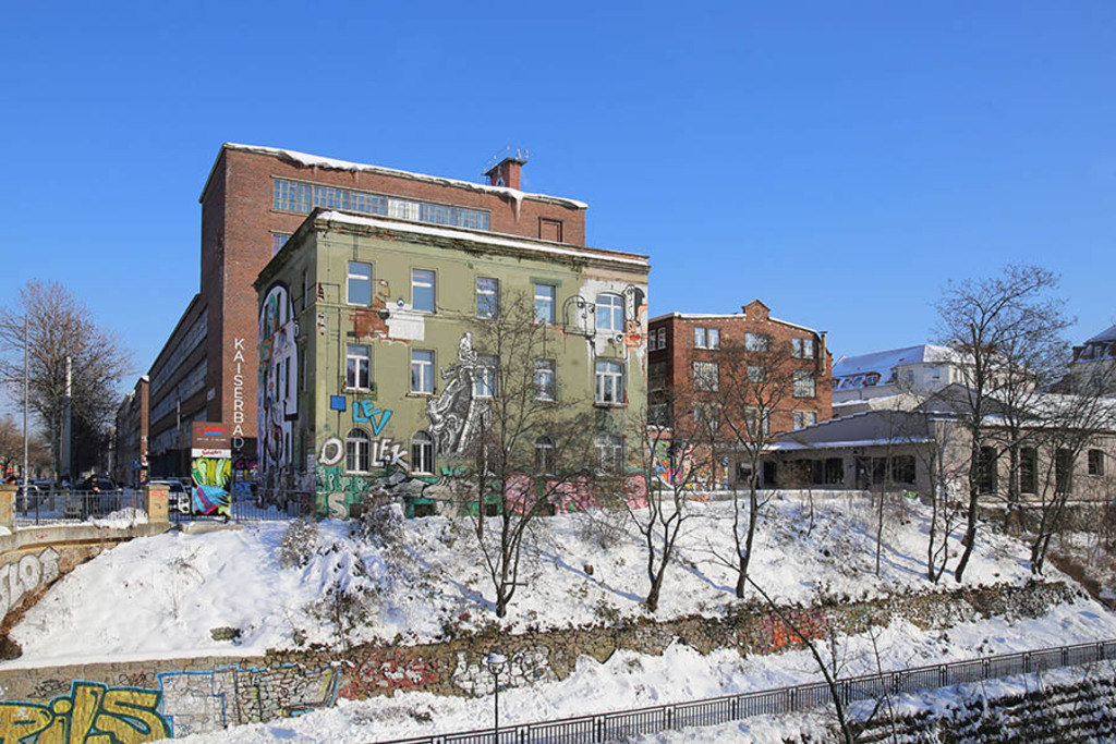 Kaiserbad - Westwerk im Winter | Entdecke über 20 Kategorien Leipzig-Motive: Foto-Downloads, hochwertige Poster, Leinwand- & Fine-Art-Prints. Jetzt Lieblingsfoto im Bildlexikon Leipzig Shop bestellen!
