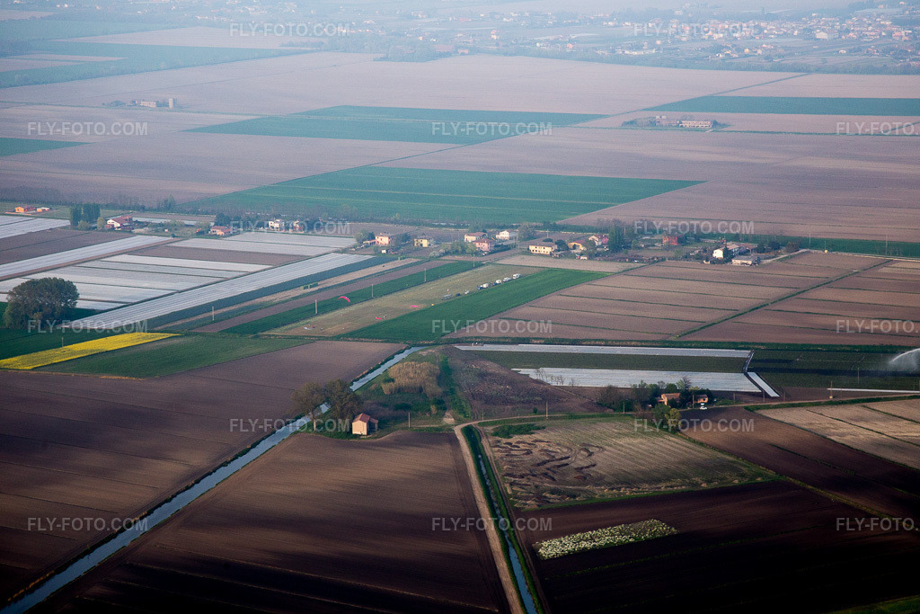 Aerial view: View of the town in Chioggia in the state Veneto, Italy. – Photo: IMG_087629.jpg taken on 04/06/2016 by Werner Riehm/FLY-FOTO.com – Resolution of the original: 5472 x 3648 px