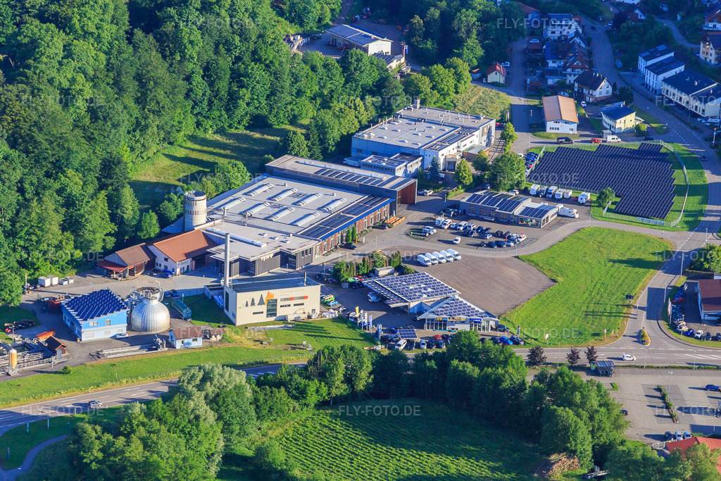 Luftbild: Gewerbegebiet Telfer Straße mit Schlachtbetrieb Gustav Winterhalter, Becherer Möbelwerkstätten Innenausbau GmbH, Autohaus Hin Hauptsitz Elzach, Kläranlage Elzach im Ortsteil Weinersberg in Elzach im Bundesland Baden-Württemberg in Deutschland.Foto: IMG_147638.jpg vom 30.05.2025 durch Werner Riehm/FLY-FOTO.deMetzgerei Gustav Winterhalter | Bestes aus unserer HeimatBecherer Möbel.Menschen.Miteinander %Autohaus Hin - da müssen Sie hin!Eigenbetrieb Stadtentwässerung - Stadt Elzach