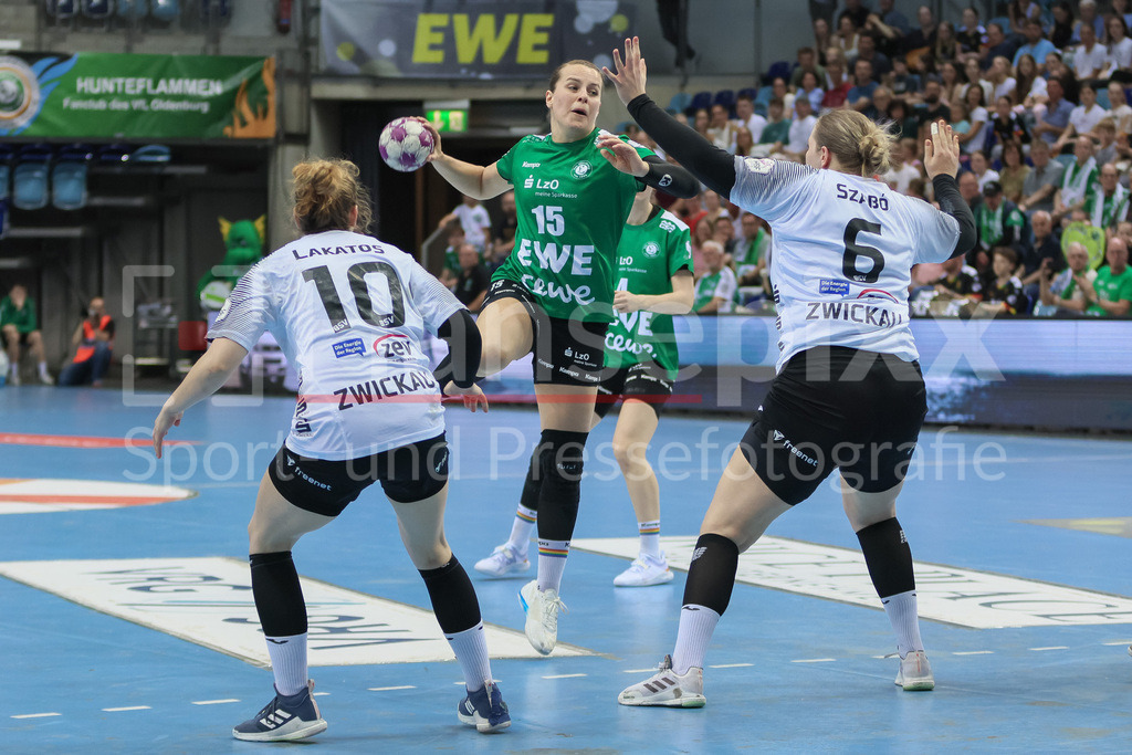 Handball, Bundesliga Frauen, VfL Oldenburg - BSV Sachsen Zwickau | v.li.: Merle Carstensen (VfL Oldenburg, 15) am Ball, Spielszene, Aktion, Action, Laura Szabo (BSV Sachsen Zwickau, 6)