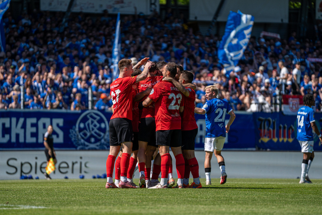 Stuttgarter Kickers vs. SG Sonnenhof Großaspach, Fussball, WFV-Pokal, Finale, 23.05.2026 | Kollektiver Torjubel nach 0:1 durch Michael Kleinschrodt (SG Sonnenhof Großaspach, #11),Stuttgarter Kickers vs. SG Sonnenhof Großaspach, Fussball, WFV-Pokal, Finale, 23.05.2026