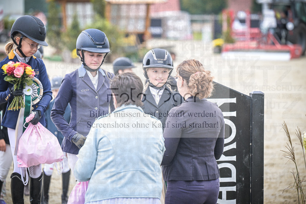 DOS_0092 | Entdecke hochwertige Reitturnierfotos von Foto Oger. Professionell, emotional und authentisch – jetzt Lieblingsmomente im Shop bestellen.Deutschlandweite Turnierfotografie. - Realisiert mit Pictrs.com