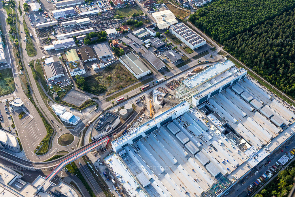 Luftbild: Neubau SEW-EURODRIVE GmbH & Co KG – Fertigungswerk und SCC Mechanik/Mechatronik im Ortsteil Graben in Graben-Neudorf im Bundesland Baden-Württemberg in Deutschland. Foto: IMG_133447.jpg vom 12.07.2022 durch Werner Riehm/FLY-FOTO.deWWW.SEW-EURODRIVE.DE