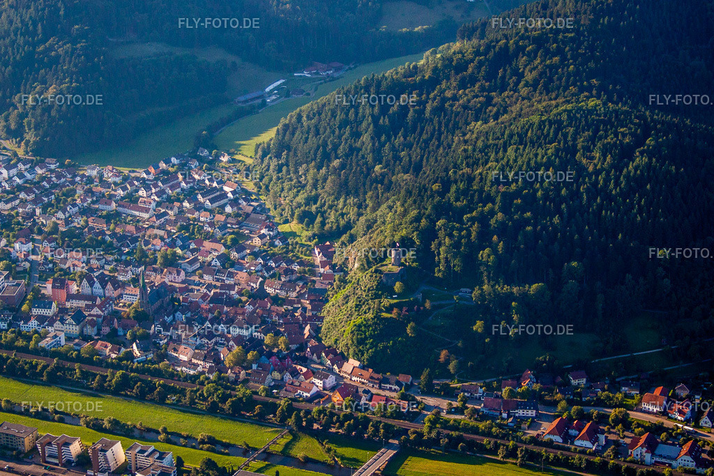 Dorfkern an den Fluß- Uferbereichen der Kinzig | Luftbild: Dorfkern an den Fluß- Uferbereichen der Kinzig in Hausach im Bundesland Baden-Württemberg in Deutschland. Foto: IMG_59395.jpg vom 16.08.2013 durch Werner Riehm/FLY-FOTO.de - Realisiert mit Pictrs.com
