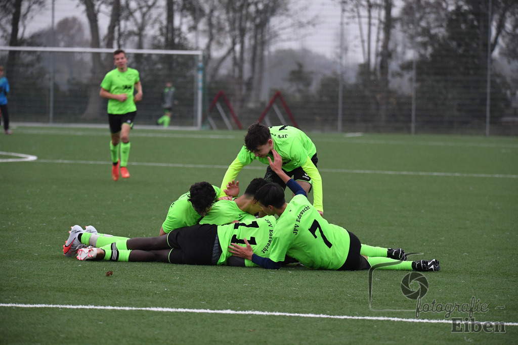 JFV Edewecht-Osnabrücker SC | C-Jugend Landesliga; JFV Edewecht (grün)-Osnabrücker SV (rot) am 18.11.2023; in Edewecht (Sportanlage Göhlenweg), Photo: Philip Eiben 2023 - Realisiert mit Pictrs.com