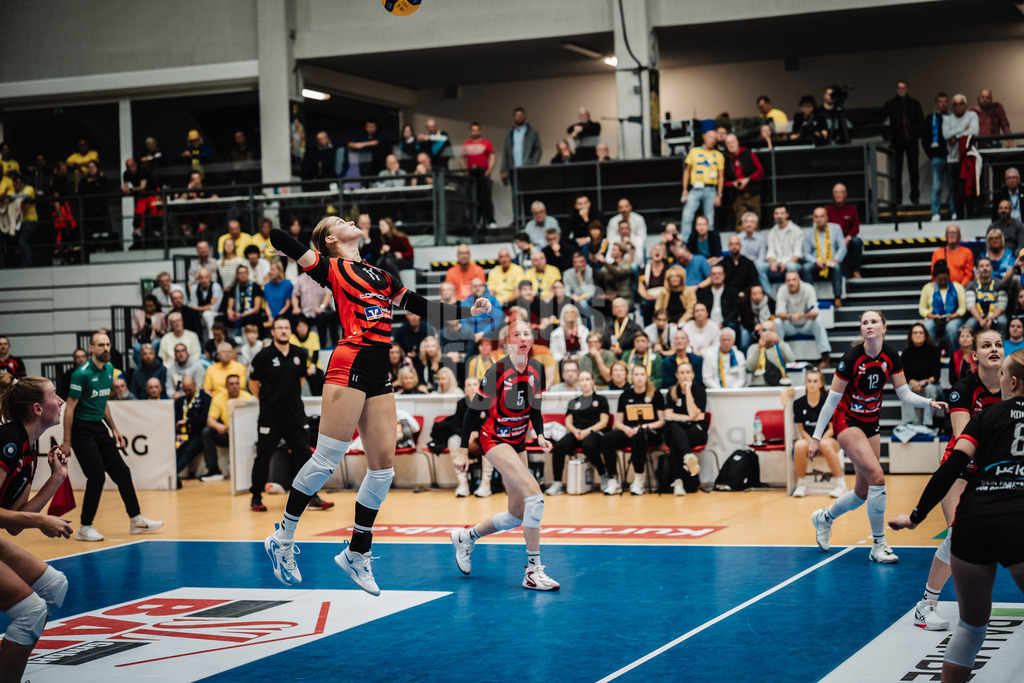 Volleyball | Frauen | Saison 2025/2026 | Volleyball Bundesliga | SSC Palmberg Schwerin vs. ETV Hamburger Volksbank Volleys | 18.10.2025 | Svea Frobel (#11, ETV Hamburger Volksbank Volleys) beim Angriff