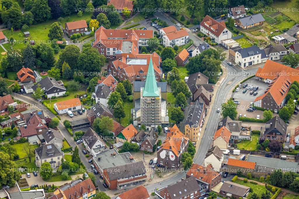 Hamm220603978 | Luftbild, Kirchturm Renovierung  der kath. Kirche St. Regina, Rhynern, Hamm, Ruhrgebiet, Nordrhein-Westfalen, Deutschland