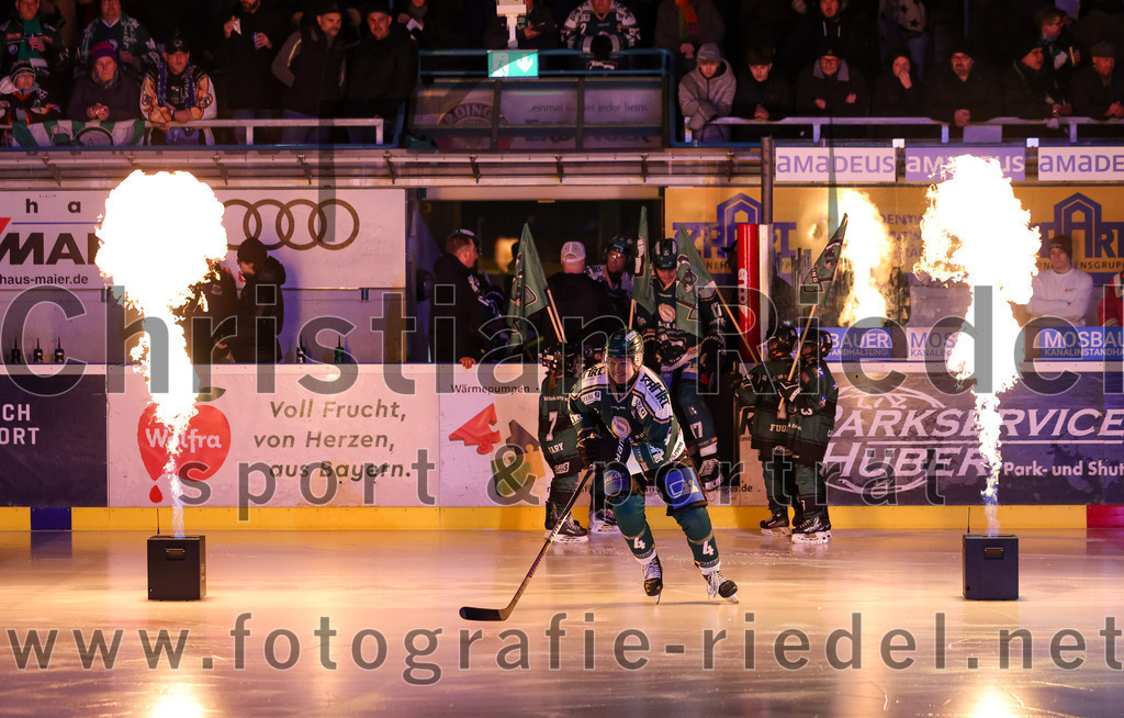 2026-01-30_002_TSV_Erding_gegen_EHF_Passau_Black_Hawks | Erding, Deutschland, 30.01.2026:Eishockey, Oberliga Süd 2025 / 2026, 42. Spieltag, TSV Erding gegen EHF Passau Black Hawks, Endergebnis: 2:6Jesse Kauhanen (Erding Gladiators, #4)Foto: Christian Riedel / fotografie-riedel.net
