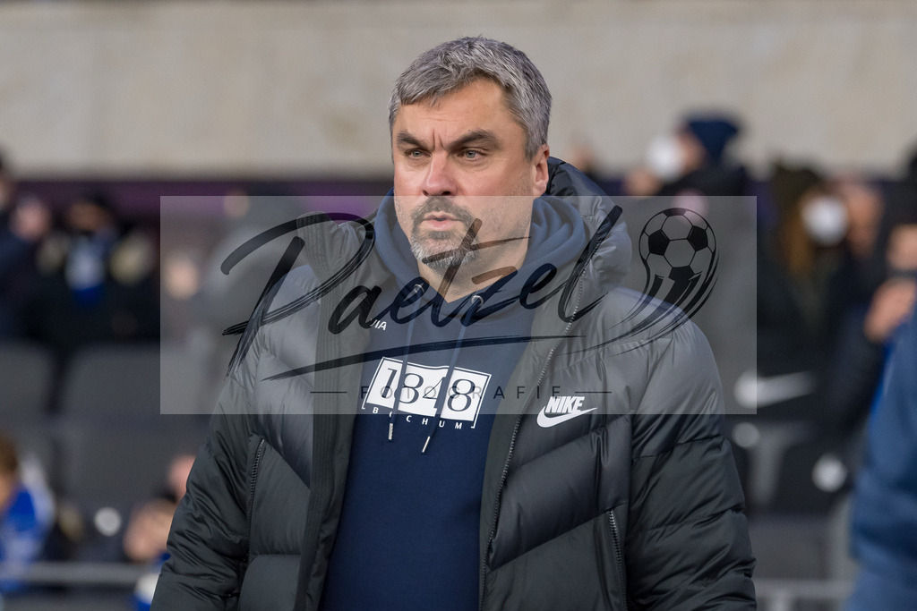 HERBOC20220204_321 | Fussball, Herren: Trainer Thomas Reis (VfL Bochum) schaut bei dem Spiel der 1. Bundesliga zwischen Hertha BSC und VfL Bochum im Olypiastadion am 04.02.2022 in Berlin, Deutschland.DFB / DFL REGULATIONS PROHIBIT ANY USE OF PHOTOGRAPHS AS IMAGE SEQUENCES AND/OR QUASI-VIDEO. - Realisiert mit Pictrs.com