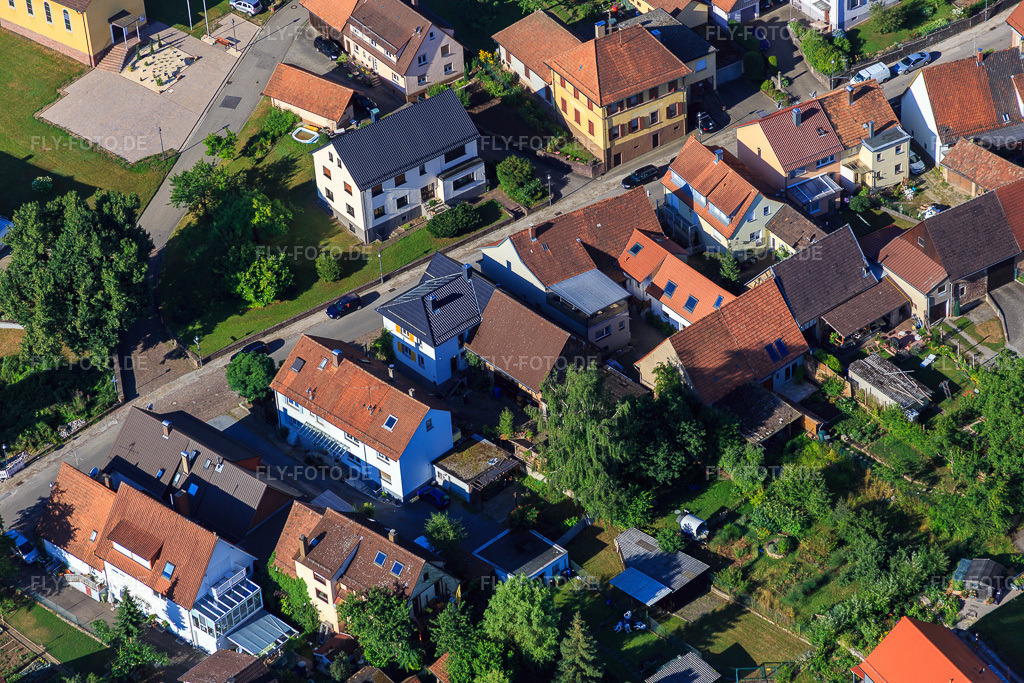 Luftbild: Lange Straße im Ortsteil Schluttenbach in Ettlingen im Bundesland Baden-Württemberg in Deutschland. Foto: IMG_084019.jpg vom 26.07.2015 durch Werner Riehm/FLY-FOTO.de