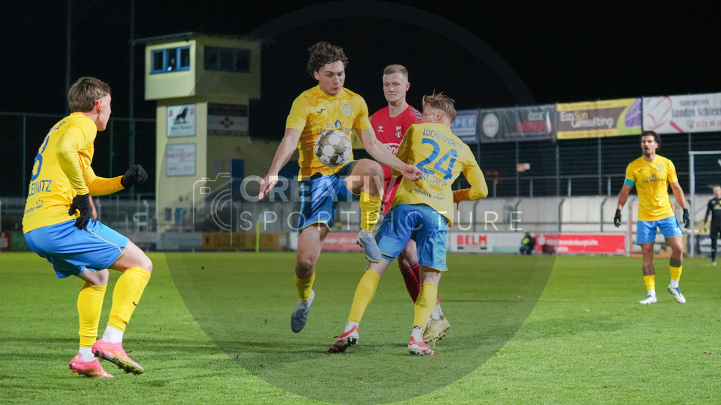 Fußball, Herren, Saison 2025/2026, Regionalliga Nordost, 17. Spieltag, FSV 63 Luckenwalde vs. ZFC Meuselwitz, Freitag 28.11.2025, Werner-Seelenbinder-Stadion Luckenwalde, | Fußball, Herren, Saison 2025/2026, Regionalliga Nordost, 17. Spieltag, FSV 63 Luckenwalde vs. ZFC Meuselwitz, Freitag 28.11.2025, Werner-Seelenbinder-Stadion Luckenwalde, Im Bild: Max Hathaway (Luckenwalde), Hendrik Wurr (Meuselwitz) und Jonas Kühn (Luckenwalde) - Realisiert mit Pictrs.com