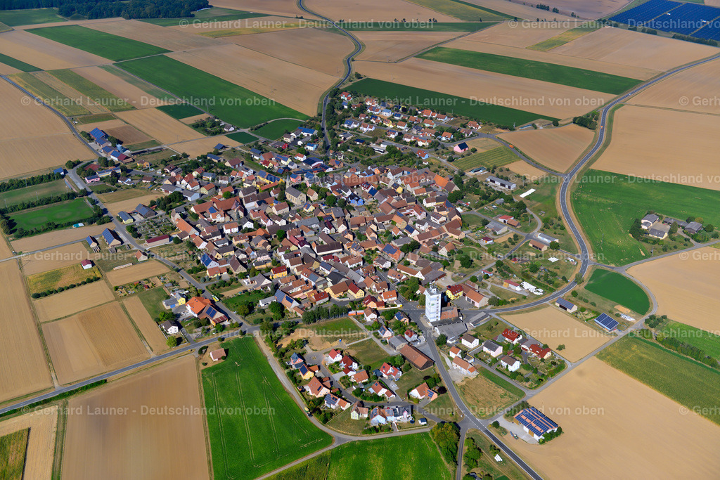 3650415 | RIEDENHEIM 13.09.2016 Ortsansicht am Rande von landwirtschaftlichen Feldern und Nutzflächen  in Riedenheim im Bundesland Bayern, Deutschland // Village view on the edge of agricultural fields and land  in Riedenheim in the state Bavaria, Germany Foto: Gerhard Launer