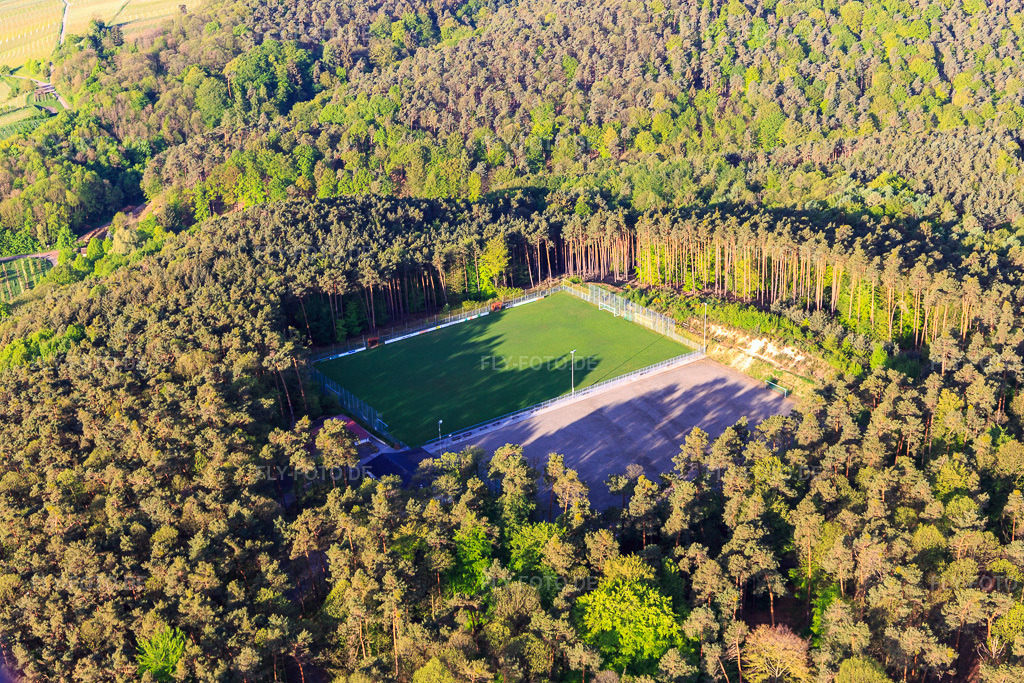Luftbild: Sportplatz im Wald des SV Schweigen-Rechtenbach 1929 e.V im Ortsteil Rechtenbach in Schweigen-Rechtenbach im Bundesland Rheinland-Pfalz in Deutschland. Foto: IMG_107002.jpg vom 27.04.2018 durch Werner Riehm/FLY-FOTO.de
