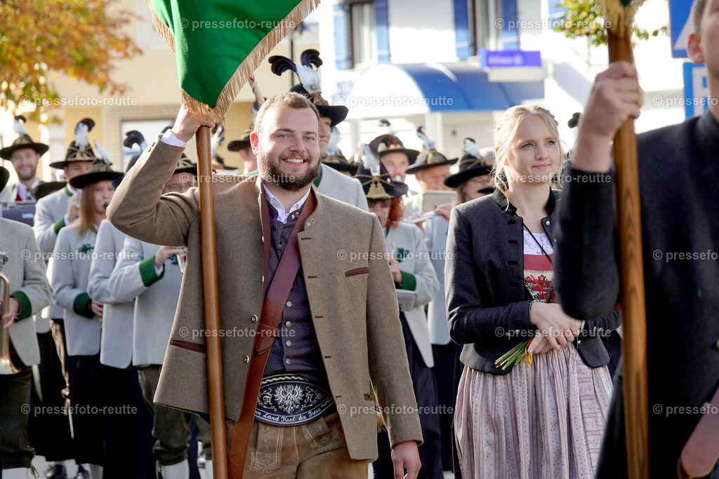 c-news-2022-Okt16-LJ_Erntedank_Reutte-FAHNENTRAGER-DSD04637 | Info aus dem Bezirk Reutte/Ausserfern Tirol sowie eine umfangreiche Bilddatenbank über die gesamte Region: Lechtal, Talkessel Reutte, Tannheimertal, Zwischentoren. Lech, Plansee, Zugspitze, Grenztunnel, B179, Fernpassstraße, Verkehr, Lawinen, Tradition, - Realisiert mit Pictrs.com