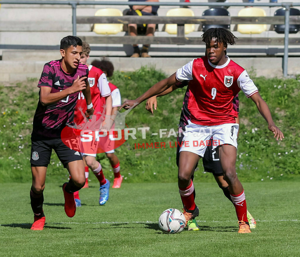 AUSTRIA U15 - MEXICO U15 | Jared Napoles (Mexico #13) KENNETH ADEJENUGHURE (Austria #9) ; AUSTRIA U15 - MEXICO U15 am 29.04.2022 in Arnoldstein
(Sportplatz), AUSTRIA, (Photo by Ernst Krawagner sport-fan.at) - Realisiert mit Pictrs.com