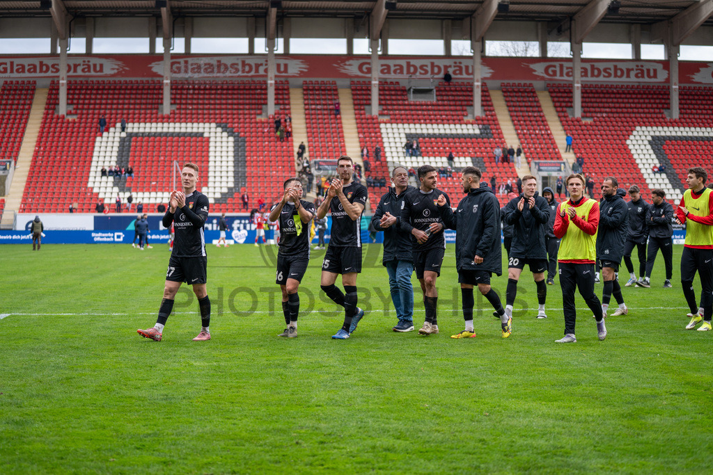 Kickers Offenbach vs. SG Sonnenhof Grossaspach, Fussball, Regionalliga Suedwest, 24. Spieltag, 14.03.2026 | SG Sonnenhof Grossaspach in der Kurve bei Ihren Fans nach dem Spiel,Kickers Offenbach vs. SG Sonnenhof Grossaspach, Fussball, Regionalliga Suedwest, 24. Spieltag, 14.03.2026Foto: photosbyphips/Philip Ziegler