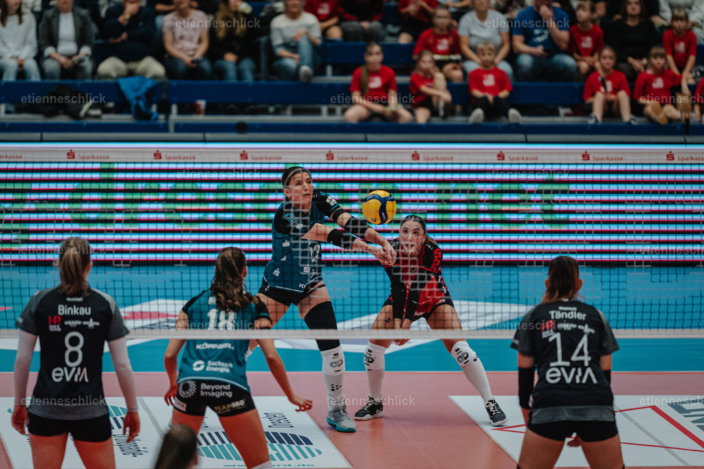 Dresdner SC - Binder Blaubären TSV Flacht, DEKRA 1. Bundesliga Frauen, Volleyball | Im Bild: Ballannhme durch Mackenzie Foley (23, Dresdner SC)24.10.2026, Dresdner SC -  Binder Blaubären TSV Flacht, DEKRA 1. Bundesliga Frauen, Volleyball, Deutschland, Dresden, Cyberport Arena