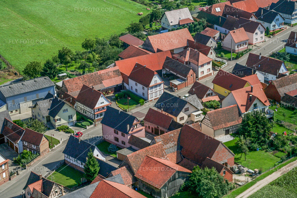 Aerial view: Rue Principale in Schleithal in the state Bas-Rhin, France. – Photo: IMG_3548.jpg taken on 08/31/2006 by Werner Riehm/FLY-FOTO.com – Resolution of the original: 3456 x 2304 px