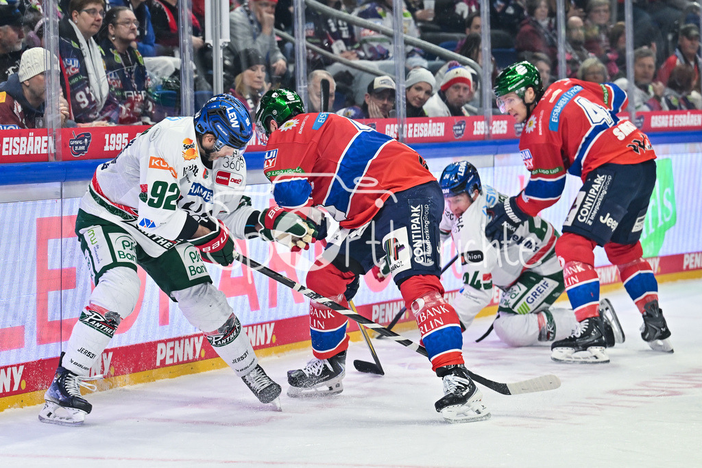 Eisbären Berlin - Augsburger Panther | BERLIN, GERMANY - 04. JANUARY: im Duell Joseph CRAMAROSSA (Augsburger Panther 92) und Andreas EDER (Eisbären Berlin 43) während dem Match zwischen den Eisbären Berlin und den Augsburger Panthern am 36. Spieltag der Penny DEL in der UBER Arena