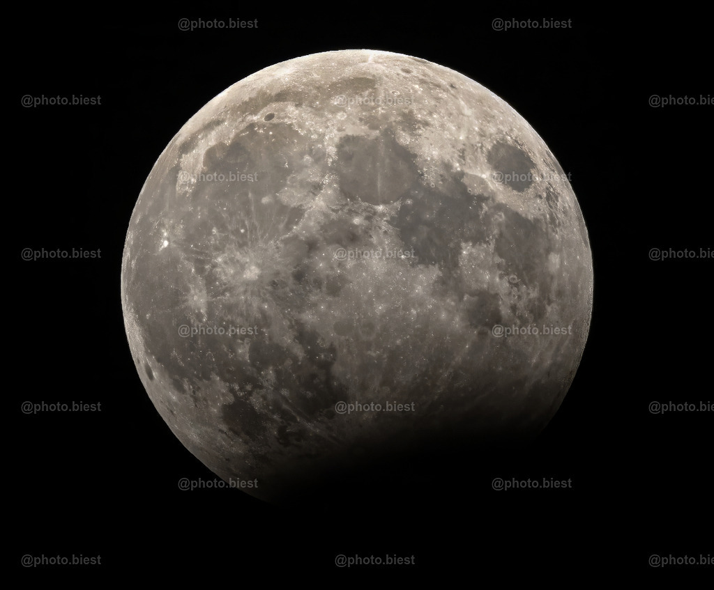 Mondfinsternis | Die Mondfinsternis vom 28. Oktober 2023.Der untere Bereich des Mondes wird von der Erde leicht verdeckt und liegt im Dunkeln. - Realisiert mit Pictrs.com