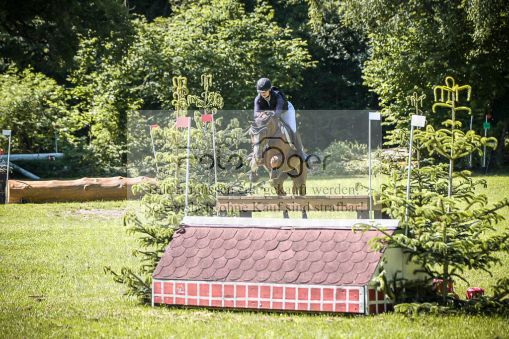 DOS_4229 | Entdecke hochwertige Reitturnierfotos von Foto Oger. Professionell, emotional und authentisch – jetzt Lieblingsmomente im Shop bestellen.Deutschlandweite Turnierfotografie. - Realisiert mit Pictrs.com