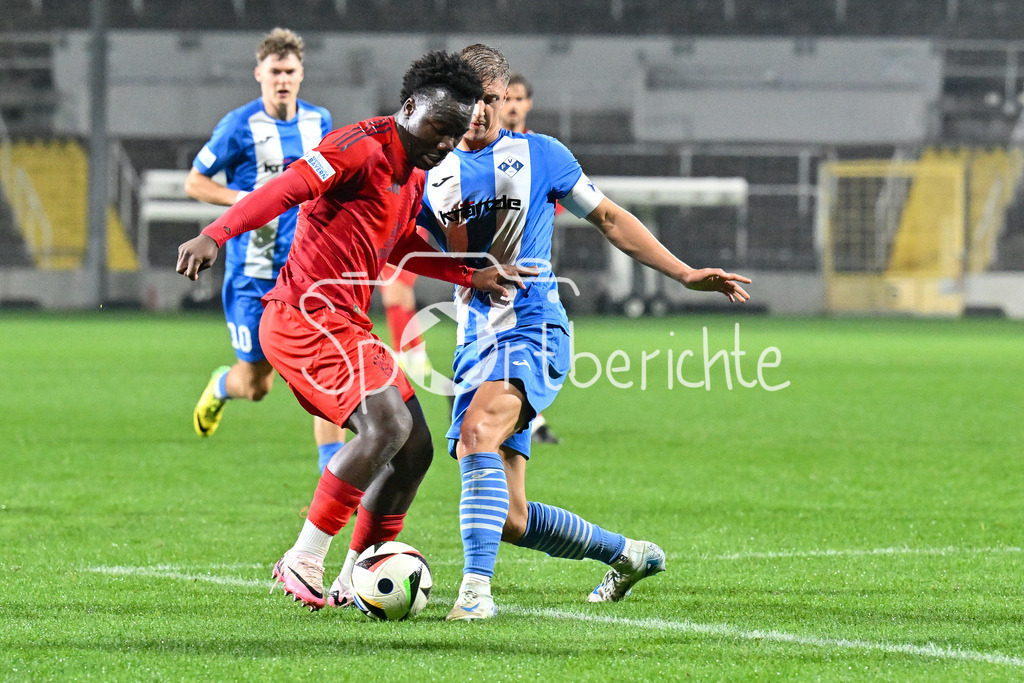 FC Bayern Amateure - FV Illertissen | Im Duell  Nestory IRANKUNDA (FC Bayern München II #9) und Nico FUNDEL (FV Illertissen #19) / zweikampf