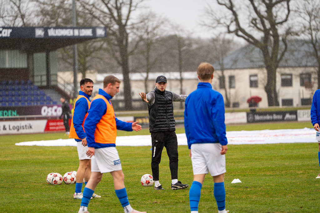 Fußball I Herren I Saison 2025-2026 I Regionalliga Nord I 23. Spieltag I TuS Blau-Weiß Lohne - SC Weiche Flensburg 08 I 0021 | Marlon Wichmann (Co-Trainer, TuS BW Lohne) übernimmt heute die Trainer Rolle - Realisiert mit Pictrs.com