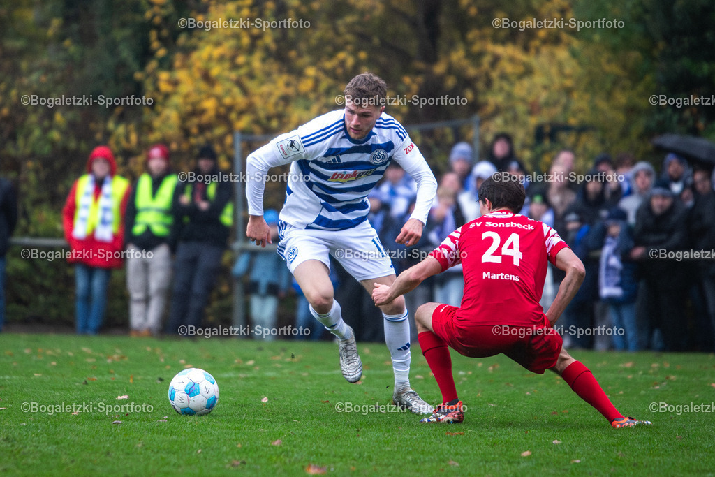 Fussball, Niederrheinpokal, SV Sonsbeck - MSV Duisburg, 16.11.2025, Willy-Lemkens-Sportpark | 16.11.2025, Fussball, Niederrheinpokal, SV Sonsbeck - MSV Duisburg:  Steffen Meuer (MSV Duisburg #18) im Zweikampf mit Ruben-Joan Martens (SV Sonsbeck #24) - Realisiert mit Pictrs.com