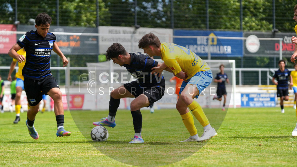 Fußball, Herren, Saison 2025/2026, 3. Luckenwalder Turmpokal, Werner-Seelenbinder-Stadion Luckenwalde, Spiel: FSV 63 Luckenwalde vs. Hertha BSC U19,  | Fußball, Herren, Saison 2025/2026, 3. Luckenwalder Turmpokal, Werner-Seelenbinder-Stadion Luckenwalde, Spiel: FSV 63 Luckenwalde vs. Hertha BSC U19, Im Bild: Mihail Karbozuglu (l. Hertha U19) und Ole Schiebold (r. Luckenwalde) - Realisiert mit Pictrs.com