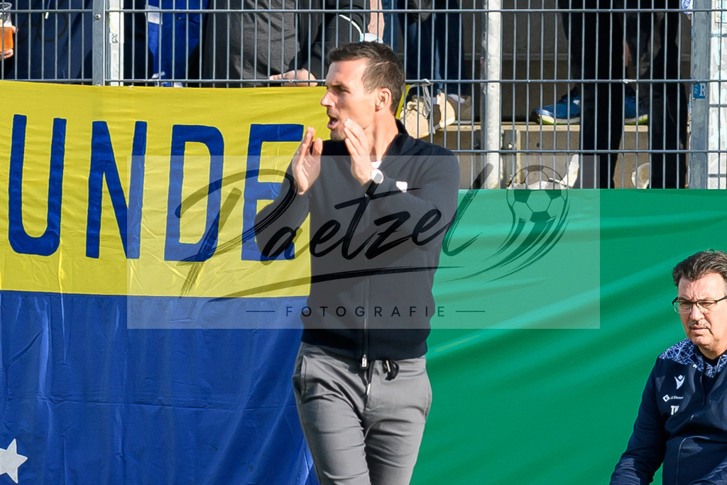 LOTKSC20210809_095 | Fussball, Herren: Trainer Christian Eichner (Karlsruher SC) gestikuliert beim Spiel der 1. Runde im DFB-Pokal zwischen SF Lotte und Karlsruher SC im Stadion am Lotter Kreuz am 09.08.2021 in Lotte, Deutschland.DFB / DFL REGULATIONS PROHIBIT ANY USE OF PHOTOGRAPHS AS IMAGE SEQUENCES AND/OR QUASI-VIDEO. - Realisiert mit Pictrs.com