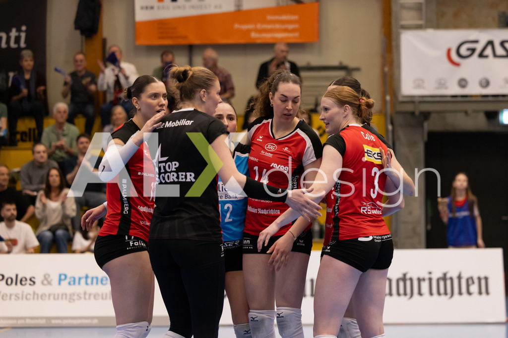 Volleyball I Frauen I Saison 2025-2026 I Volleyball NLA | Women I 1/2 Finals I  VC Kanti Schaffhausen - Sm'Aesch Pfeffingen I 07.03.2026 | VC Kanti Schaffhausen Spielerinnenkreis - Realisiert mit Pictrs.com