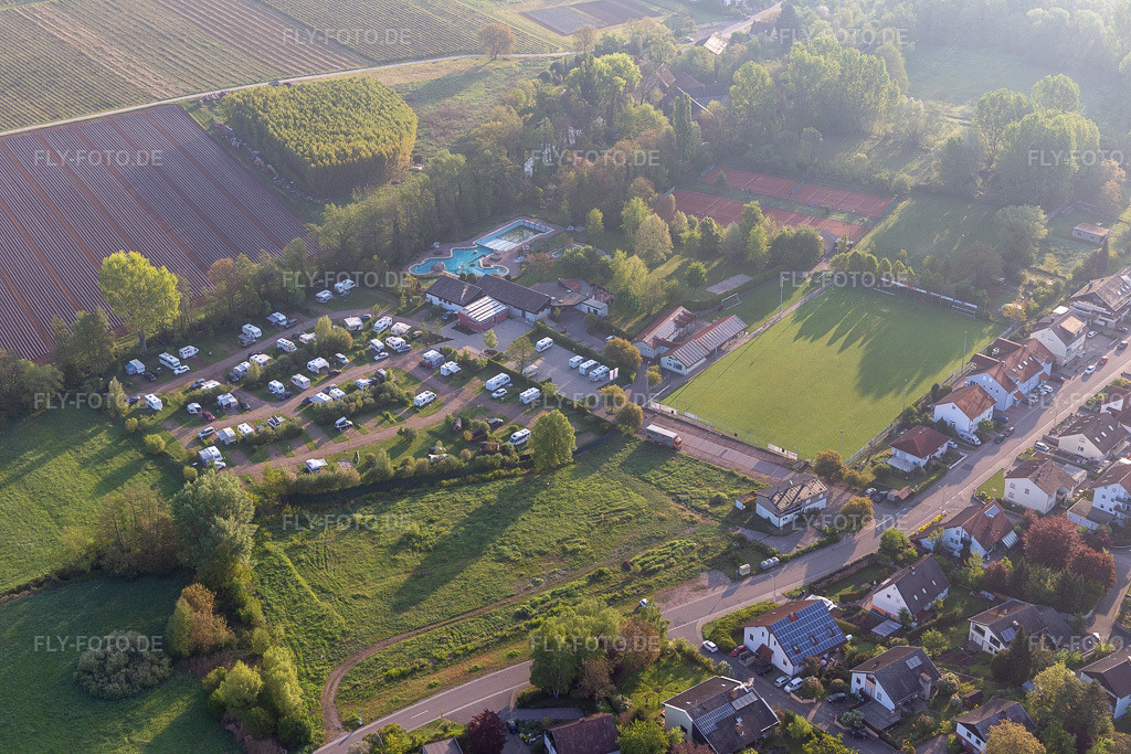 Luftbild: Camping am Freibad Ingenheim im Ortsteil Ingenheim in Billigheim-Ingenheim im Bundesland Rheinland-Pfalz in Deutschland. Foto: IMG_113847.jpg vom 01.05.2019 durch Werner Riehm/FLY-FOTO.de