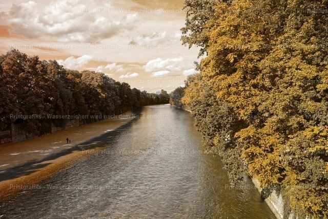 Fluss im goldenen Herbstlicht | Ruhige Flusslandschaft mit herbstlich gefärbten Bäumen entlang des Ufers. Das warme Licht, die weite Perspektive und die sanften Spiegelungen auf dem Wasser schaffen eine stille, zeitlose Stimmung. - Realisiert mit Pictrs.com