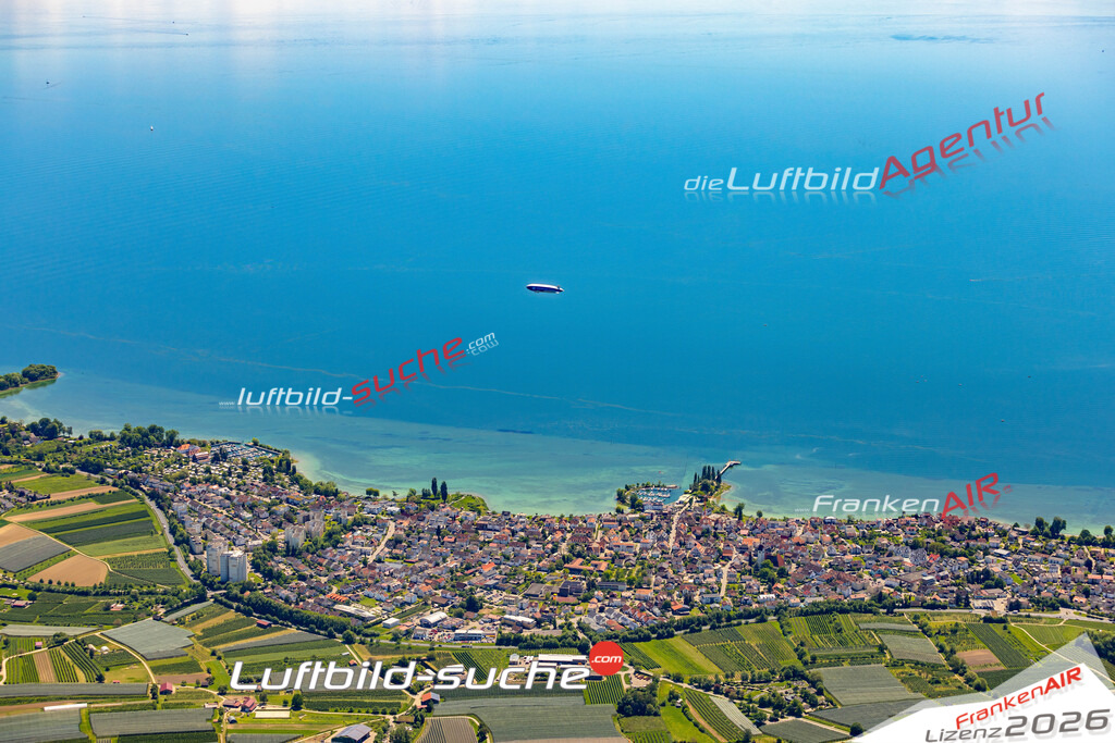 Das Luftbild zeigt :  Immenstaad am Bodensee - Die Luftaufnahme wurde 2024 vom UL-Flugzeug aus erstellt ( keine Drohne ) - Hochauflösende Luftaufnahme - Für grossformatige Ausdrucke geeignet. Die Geschenkidee !Mit Lizenz und Bildrechte bestellbar
