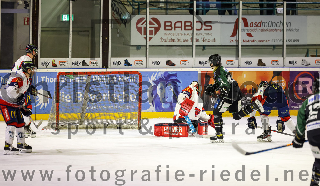 2023-01-13_070_TSV_Erding_gegen_VfE_Ulm-Neu-Ulm | Erding, Deutschland, 13.01.2023:
Eishockey, Bayernliga 2022 / 2023, 27. Spieltag, TSV Erding gegen VfE Ulm/Neu-Ulm, Endergebnis: 6:1

Torwart David Heckenberger (VfE Ulm/Neu-Ulm e. V., #3), Paul Wallek (Erding Gladiators, #44)

Foto: Christian Riedel / fotografie-riedel.net