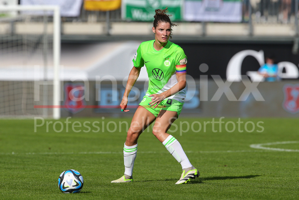 Fussball, Google Pixel Frauen-Bundesliga, VfL Wolfsburg - Bayer 04 Leverkusen | v.li.: Dominique Janssen (VfL Wolfsburg, 6) Freisteller, Einzelbild, Ganzkörper, Aktion, Action, Spielszene, DIE DFB-RICHTLINIEN UNTERSAGEN JEGLICHE NUTZUNG VON FOTOS ALS SEQUENZBILDER UND/ODER VIDEOÄHNLICHE FOTOSTRECKEN. DFB REGULATIONS PROHIBIT ANY USE OF PHOTOGRAPHS AS IMAGE SEQUENCES AND/OR QUASI-VIDEO.
