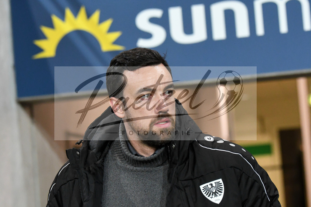 20200214_SCPFWK_0014 | Fussball, Herren: Geschaeftsfuehrer Sport Malte Metzelder (SC Preussen Muenster) schaut waehrend des Spiels der 3. Liga zwischen SC Preussen Muenster und FC Wuerzburger Kickers im Preussenstadion am 14.02.2020 in Muenster, Deutschland.DFB / DFL REGULATIONS PROHIBIT ANY USE OF PHOTOGRAPHS AS IMAGE SEQUENCES AND/OR QUASI-VIDEO. - Realisiert mit Pictrs.com