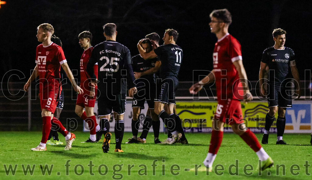 2023-10-27_041_VfB_Hallbergmoos_gegen_FC_Schwaig | Hallbergmoos, Deutschland, 27.10.2023:
Fußball, Landesliga Südost 2023 / 2024, 18. Spieltag, VfB Hallbergmoos gegen FC Schwaig, Endergebnis: 2:3

Jubel nach dem 0:1 durch Vincent Sommer (FC Schwaig, #10)

Foto: Christian Riedel / fotografie-riedel.net