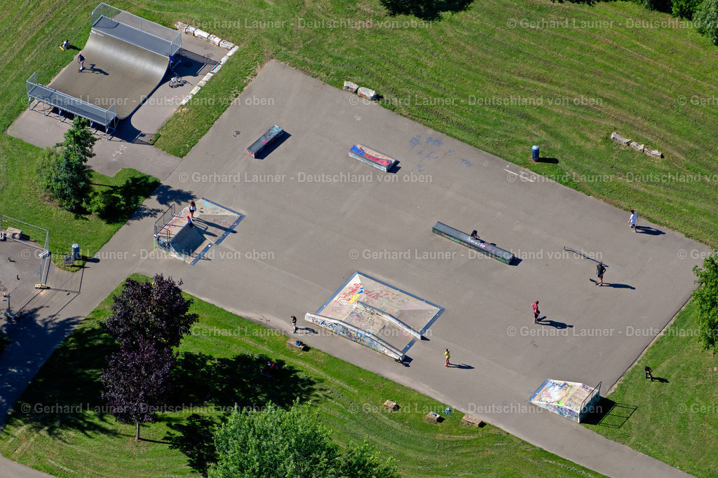 4033871 | FREIBURG IM BREISGAU 30.06.2020 Skatepark und Skatebahn "Skatepark Rieselfeld" im Ortsteil Rieselfeld in Freiburg im Breisgau im Bundesland Baden-Württemberg, Deutschland. // Route of the cycle path and the skating rink in the district Rieselfeld in Freiburg im Breisgau in the state Baden-Wuerttemberg, Germany. Foto: Gerhard Launer