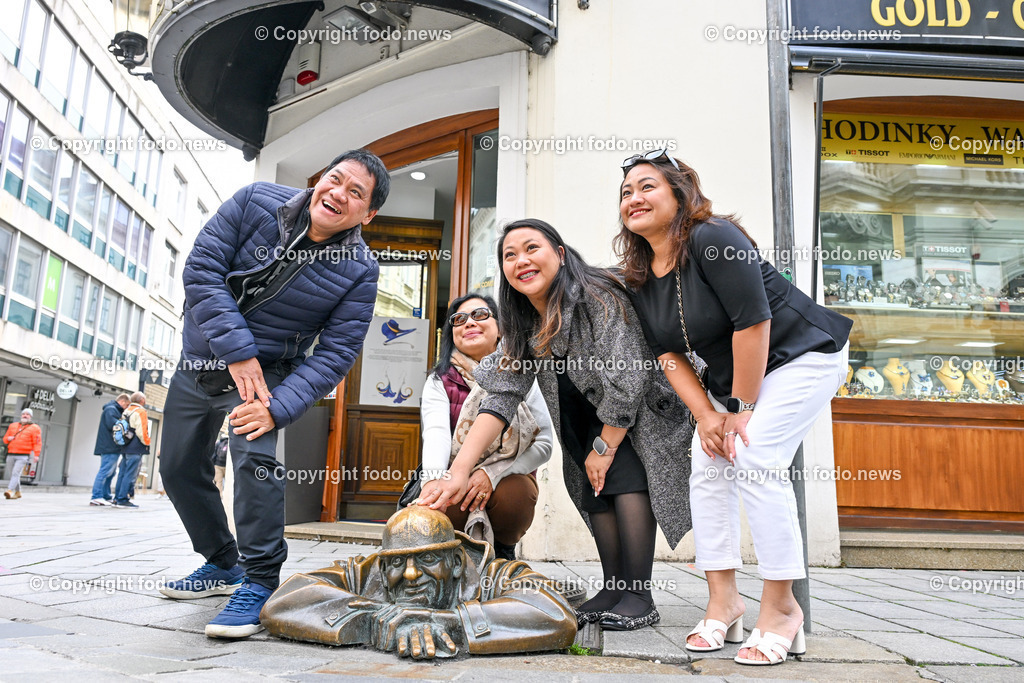 Slowakei_ Bratislavsky kraj_ Bratislava_ 08.10.2024-61 | 08.10.2024, Slowakei, SVK, Bratislavsky kraj, Bratislava, im Bild Bratislava, Stadtansichten, Gebauede, Sehenswurdigkeiten, Tourismus, Touristen, Cafe, Denkmal, Strasse, Donau, Bruecke, Schiff, Burg, Hrad, Ufo, Restaurant, Souvenier, Menschen, Bahnhof, Zug, Hauptstadt