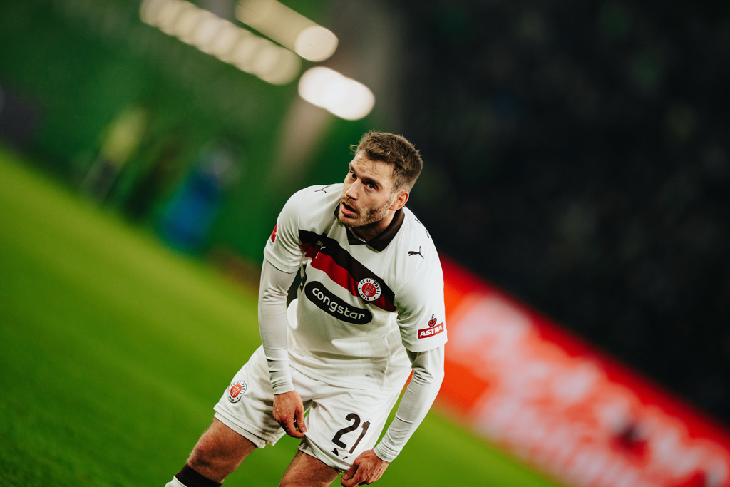 FCS06363 | Der offizielle Shop für FC St. Pauli Fotos. Wähle aus Spielszenen & Fanmomenten dein FCSP Wunschformat. Wir liefern Millerntor-Atmosphäre.