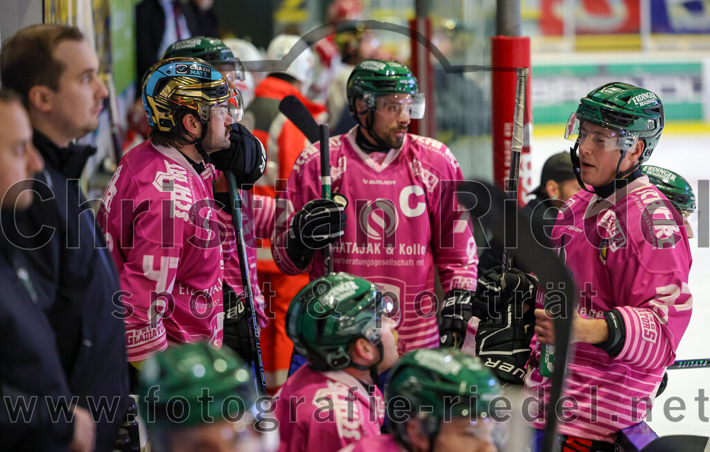 2025-10-24_060_TSV_Erding_gegen_Deggendorfer_SC | Erding, Deutschland, 24.10.2025:Eishockey, Oberliga Süd 2025 / 2026, 11. Spieltag, TSV Erding gegen Deggendorfer SC, Endergebnis: 2:4Marco Pfleger (Erding Gladiators, #47),Philipp Michl (Erding Gladiators, #77),Thomas Matheson (Erding Gladiators, #37)Foto: Christian Riedel / fotografie-riedel.net