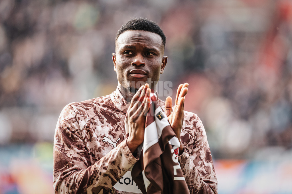 Fußball | Männer | Saison 2025/2026  | Fußball-Bundesliga | 25. Spieltag | FC St. Pauli vs. Eintracht Frankfurt | 08.03.2026 | Abdoulie Ceesay (#9, FC St. Pauli) vor dem Spiel