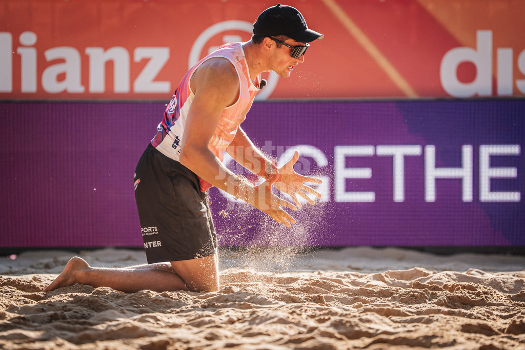 Beachvolleyball | Männer | Allianz German Beach Tour 2025 | Tourstop Düsseldorf | 11.05.2025 | Sven Winter ärgert sich und klatscht die Hände mit Sand zusammen