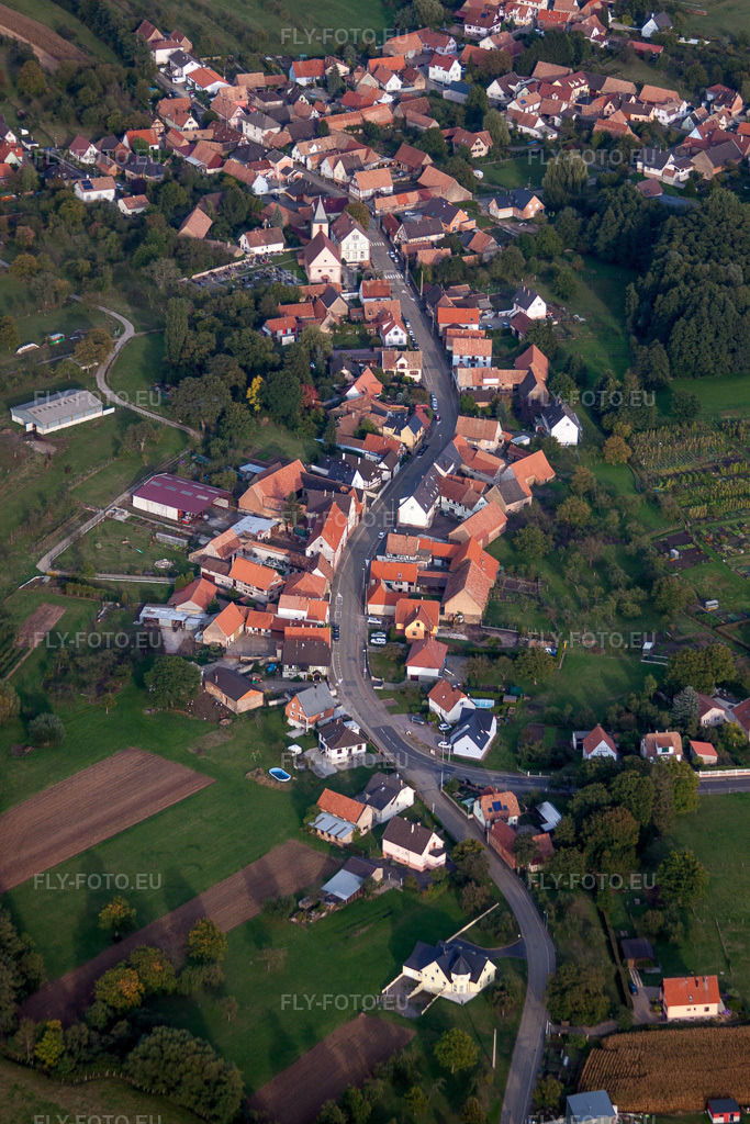 Vue aérienne: Vue du village à Gundershoffen dans le département Bas Rhin, France. Photo: IMG_53642.jpg prise le 30/09/2012 par Werner Riehm/FLY-FOTO.eu – Résolution de l'original: 3168 x 4752 px