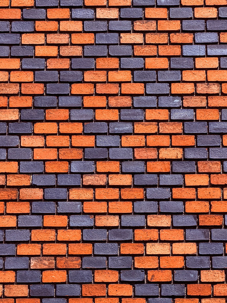 Wandbild Kunstdruck Poster Rote Backsteinwand – Minimalistische Klinker Textur | Bringen Sie modernen Loft-Charakter und urbane Eleganz in Ihre Räume. Dieses kunstvolle Wandbild zeigt die detailreiche Nahaufnahme einer klassischen roten Backsteinwand in meisterhafter Schärfe. Die geometrische Anordnung der Klinker und die raue, haptische Struktur des Steins machen dieses Motiv zu einem absoluten Highlight für Liebhaber von minimalistischer Kunst und modernem Industrial Design. Gedruckt auf High-End-Materialien wie Galerie-Leinwand, feinstem Alu-Dibond oder kristallklarem Acrylglas für ein exklusives Galerie-Gefühl. - Realisiert mit Pictrs.com