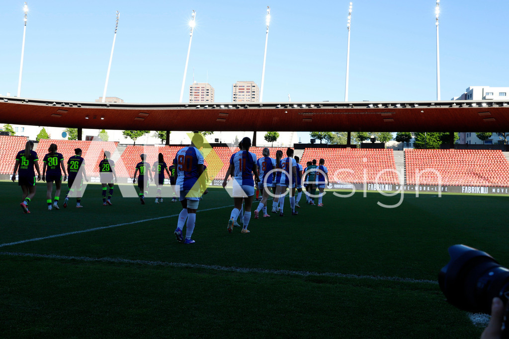 GC Zürich vs FC Zürich - AXA Women’s Super League Playoffs - Stadion Letzigrund | Walk in during the AXA Women’s Super League Playoffs quarter-final second leg between GC Zürich and FC Zürich at Stadion Letzigrund, Zurich, Switzerland. - Realisiert mit Pictrs.com