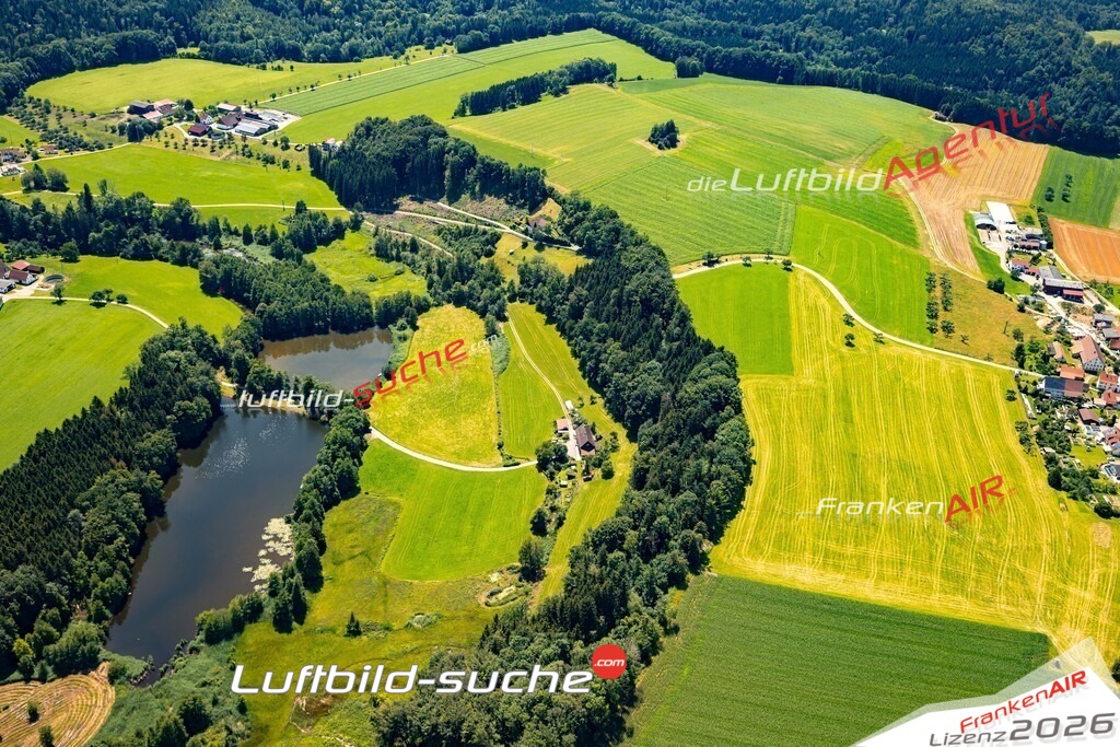 Das Luftbild zeigt : Elfenweiher Bergatreute - Die Luftaufnahme wurde 2024 vom UL-Flugzeug aus erstellt ( keine Drohne ) - Hochauflösende Luftaufnahme - Für grossformatige Ausdrucke geeignet. Die Geschenkidee !Mit Lizenz und Bildrechte bestellbar