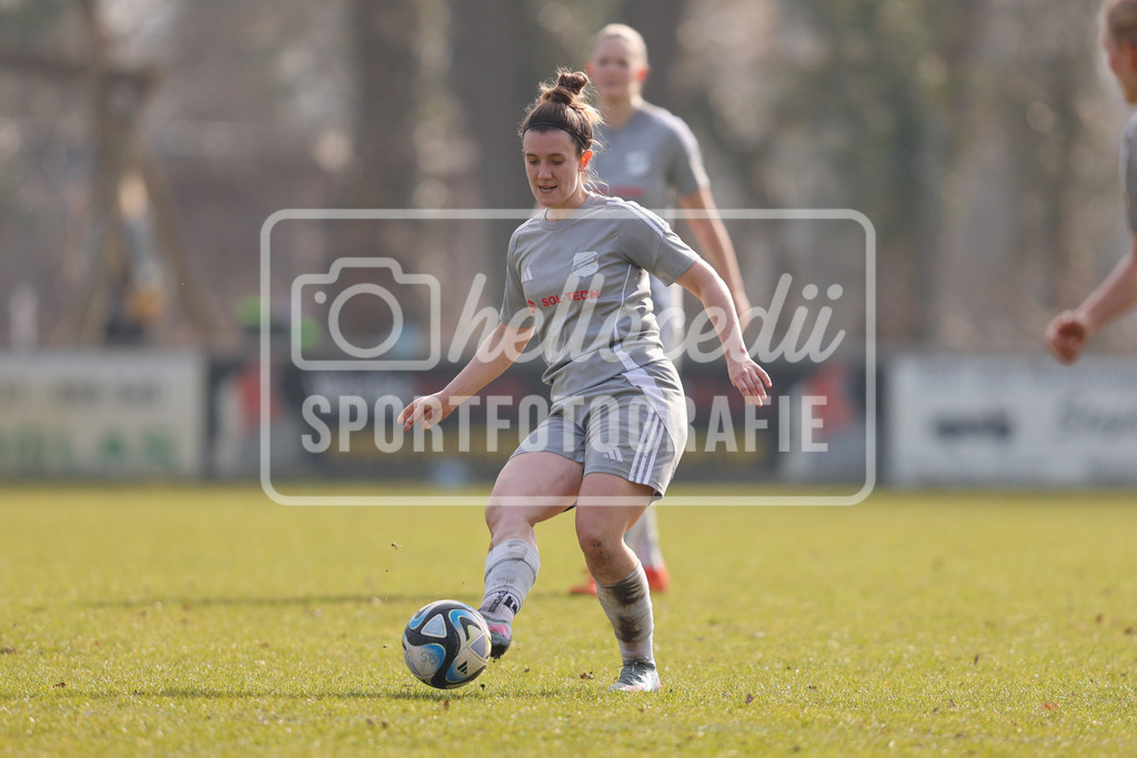 Fußball I Frauen I Saison 2025-2026 I Oberliga Niedersachsen I 15. Spieltag I SV Meppen 1912 e.v. U20 2 - BW Hollage -34 | Emily Grimm (12, BW Hollage) Passt den Ball zur Mitspielerin. - Realisiert mit Pictrs.com