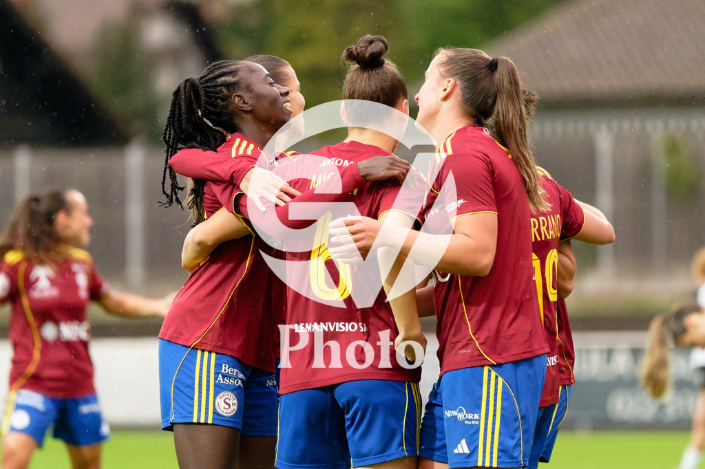DZ8_6919_c | Switzerland: AXA Womens Super League 2025/26, Servette FC Chenois Feminin vs FC Aarau Frauen - Stade des Trois-Chene, Chene-Bourge: Paula Serrano Castano (19 Servette FC Chenois Feminin) celebrates after scoring her team's first goal with teammates 